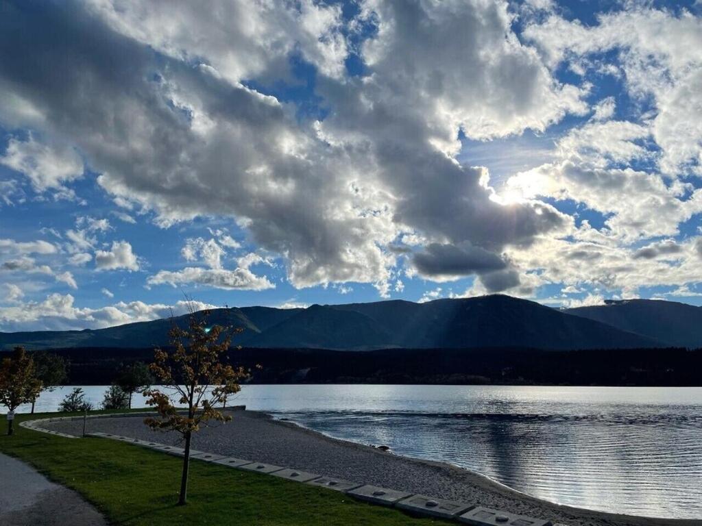 Akiskinook At Windermere Lake - Private Beach Access - New Pool And Hot Tub Now Open! إنفيرمير المظهر الخارجي الصورة