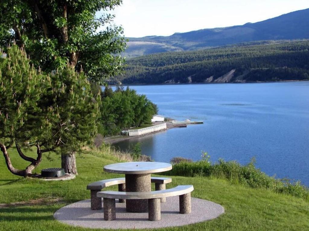 Akiskinook At Windermere Lake - Private Beach Access - New Pool And Hot Tub Now Open! إنفيرمير المظهر الخارجي الصورة